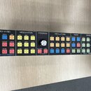 Černý rackový syntetizátor s bílým panelem a barevnými ovládacími tlačítky. Na panelu jsou nápisy STUDIO ELECTRONICS, ATC-1 a TONE CHAMELEON. Ovládac…