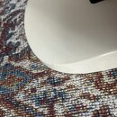 Detailní záběr na bílý, lakovaný povrch těla hudebního nástroje. Na spodním okraji jsou viditelné drobné oděrky a škrábance v laku. Nástroj leží na v…