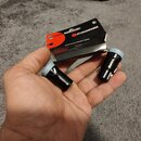 Ruka drží balení a konce kabelu. Na obalu je červeně bílé logo a nápisy STUDIOSPARES, XLR Twist Patch Cable a 10cm. Vidět jsou dva černé konektory s…