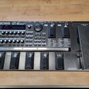 Černý kytarový efektový procesor s nápisem BOSS GT-8 GUITAR EFFECTS PROCESSOR. Zařízení má ovládací panel s knoflíky, tlačítky a displejem, v dolní č…