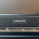 Černý kytarový zesilovač s bílým rámečkem a velkým logem CRATE uprostřed. Na ovládacím panelu jsou nápisy CRATE, FLEXWAVE 120W a řada ovládacích prvk…