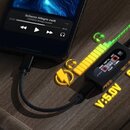 Černý externí DAC/zesilovač značky FIIO připojený k telefonu pomocí černého kabelu. Na zařízení je viditelný nápis FIIO a displej zobrazující text 44…