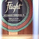 Detail vnitřní štítku hudebního nástroje z dřeva. Na kulatém štítku je bílý nápis Flight a pod ním text VOYAGER TENOREQ -A. Dole jsou uvedeny údaje @…