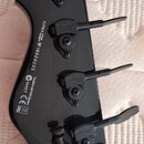 Zadní strana černé hlavy basové kytary s четыřmi ladicími mechanismy značky HIPSHOT USA. Na hlavě je uveden nápis KOREA SERIAL W18020233 a dále označ…