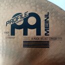 Detail bronzového činely s viditelným broušením povrchu. Na činely jsou černé nápisy PROFILE SERIES, MEINL a MADE IN GERMANY. Je zde rovněž uveden ná…