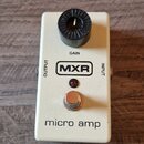 Bílý kytarový efekt pedál s černým knoflíkem. Na šasi jsou viditelné nápisy GAIN, OUTPUT, INPUT a logo MXR v obdélníku. Ve spodní části je uveden náz…