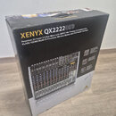 Kartonová krabice s míchací deskou. Na přední straně je bílý nápis XENYX QX2222USB a text Premium 22-Input 2/2-Bus Mixer with XENYX Mic Preamps & Com…