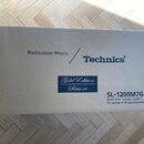 Kartonová krabice s modrými nápisy. Na povrchu jsou texty Rediscover Music, Technics a v rámečku Gold Edition Série or. V pravé dolní části je uveden…