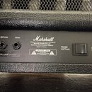 Detail zadní strany kytarového zesilovače značky Marshall. Jsou zde vidět vstupy RETURN a SEND označené jako FX LOOP, přepínač TRIODE (Half Power) /…