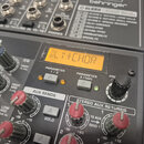 Detailní záběr na ovládací panel mixážního pultu značky BEHRINGER s integrovaným procesorem KLARK TEKNIKS MULTI-FX PROCESSOR. Digitální displej zobra…