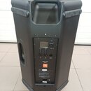 Černý aktivní reproduktor v plastovém provedení s úchopy. Na zadním panelu je ovládací sekce s displejem, knoflíky a vstupy, nad kterými jsou nápisy…
