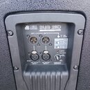 Detail zadní strany aktivního subwooferu s nápisem db TECHNOLOGIES SUB 28D. Jsou zde vidět dva výstupní konektory XLR (OUT 1, OUT 2) a dva vstupní ko…