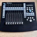 Černý kontrolér PreSonus FADERPORT 8 Production Controller. Zařízení obsahuje osm posuvníků s kovovými knoflíky, řadu tlačítek a několik ovládacích p…