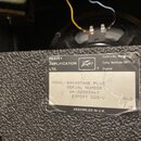 Detail štítku na černém texturovaném povrchu zesilovače. Na štítku je uveden nápis PEAVEY AMPLIFICATION LTD., logo Peavey a adresa Hunters Rd., Weldo…