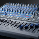 Šedý mixovací pult značky PreSonus. Na horní části jsou vidět řady šedých otočných knoflíků, modré tlačítka a displej. V dolní části jsou umístěny po…