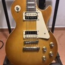 Elektrická kytara s žlutohnatým povrchem a bílým plechtrzem. Nástroj má dva humbuckery, čtyři ovládací knoflíky a přepínač s nápisy RHYTHM a TREBLE.…