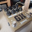 Kytarový efekt pedál v zlatavém kovovém provedení. Na horní straně je nápis GH DIABLO GREGOR HILDEN SIGNATURE a značka ONKO HANDBUILT IN GERMANY. Ped…