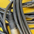 Svršek černých kabelů s kovovými konektory. Na povrchu kabelů je bílý nápis eurocable® EXTRAFLEX COPPER SHIELD MICROPHONE CABLE a kód LKC2N6E. Jeden…