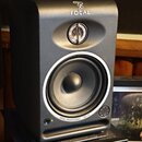 Černý studiový monitor s logem FOCAL v horní části. Vepřední straně je umístěn jeden výškoveý reproduktor a jeden basový reproduktor s bílým vnějším…