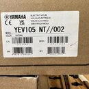 Fotografie zachycuje papírovou nálepku na kartónovém obalu. Nálepka obsahuje logo a značku YAMAHA, označení modelu YEV105 NT//002, barvu NATURAL a sé…