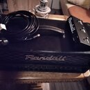 Černý kytarový zesilovač s nápisem Randall na přední straně a horním ovládacím panelem. Na panelu je rovněž viditelné logo Randall a několik ovládací…