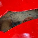 Detail vnitřku červeného nástroje s viditelným papírovým štítkem. Na štítku je oranžovo-černé logo GRETSCH a nápisy MODEL NO. oraz SERIAL NO. 39518.…