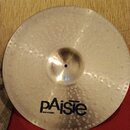 Kruhové činely z kovového materiálu s kmitavým povrchem a viditelnými důlky. Na spodní části je černý nápis pAiste a pod ním menší text MADE IN GERMA…