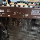 Zadní strana kytarového komba značky Laney. Na horním panelu jsou dva konektory s nápisy FX SEND/LINE OUT a FX RETURN, vedle nich je logo Laney. Je z…