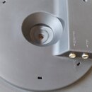 Fotografie zachycuje spodní stranu šedého elektronického bubnu. Je na ní vidět logo Roland a nápisy: „Roland Corporation“, „CY-14R-T“ a „MADE IN MALA…