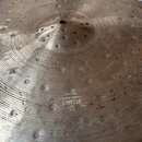 Kruhové činely z mosazi s výrazným kovaným povrchem a důlky. Na povrchu je vyražen nápis BYZANCE FOUNDRY RESERVE MADE IN TURKEY. Povrch vykazuje drob…