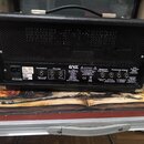 Zadní strana černého kytarového komba v koženém potahu s kovovými rohy. Na zadním panelu je nápis ENGL, Made in Germany a označení modelu E310-B. Jso…