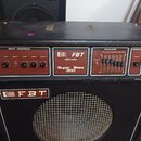 Černý basový kombo zesilovač značky FBT s nápisem elettronica a označením Super Bass 250. Horní ovládací panel obsahuje sekce INPUT CONTROLS, EQUALIZ…