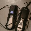 Dvě černé expresní pedály s bílými plšovými plochami. Levý pedál má nápis Black Sun a malou modrou nálepku s nečitelným textem. Pravý pedál nese logo…
