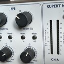 Detailní pohled na přední panel studiového procesoru značky RUPERT NEVE DESIGNS. Zařízení obsahuje ovládací prvky pro CHANNEL B a sekci SFE s knoflík…