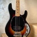 Čtyřstrunná elektrická basová kytara s tělem v provedení sunburst a černým plechtem. Na spodní hraně těla je viditelný nápis "Music Man". Nástroj má…