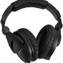 Černá uzavřená velká sluchátka s polstrovaným náhrobkem a mušlemi z koženky. Na levé mušli je bílý nápis ZEIENNHEISER a pod ním model HD 200 pro s oz…