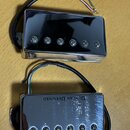 Dvě elektrokytarové humbuckerové snímače s chromovaným krytem a pěti viditelnými šrouby. Spodní snímač má na krytu nápis DUNCAN DESIGNED. Oba snímače…
