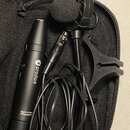 V černém zipovém pouzdře se nachází mikrofon s čelníkem, kabel a plastový držák. Na černém těle mikrofonu je bílý nápis "prodipe" s logem a text "Mad…
