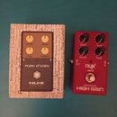 Dvě efektové pedály značky NUX. Levý pedal má hnědý povrch s nápisy PLEXI CRUNCH a NUX Reissue Series, čtyři ovládací knoflíky (MASTER, PREAMP, TONE,…