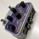 Kytarový efekt v stříbrném kovovém šasi s fialovým horním panelem. Na panelu je nápis Manta a Soundblox 2, několik černých otočných knoflíků s označe…