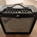 Černý kytarový kombo zesilovač s šedou síťovkou. Na přední straně je viditelné logo Fender a nápis MUSTANG LT. Horní ovládací panel obsahuje několik…
