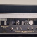 Zadní strana kytarového zesilovače v černém pouzdře. Na panelu je nápis SINGLE RECTIFIER SERIES 2 SOLO HEAD a logo MESA/BOOGIE. Jsou zde viditelné el…