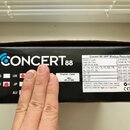 Černá krabice s bílým a modrým nápisem CONCERT 88. Na boku je tabulka s názvem Concert 88 UHF Wireless Presentation System, která obsahuje seznam zem…