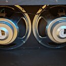 Dva reproduktory umístěné v černé skříni. Na středovém krytu obou reproduktorů je vidět logo s nápisem CELESTION. Povrch kovových rámů vykazuje drobn…