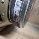Detail zadní strany reproduktoru s kovovým magnetem. Na magnetu jsou dvě nálepky, z nichž jedna obsahuje nápisy CELESTION, T3904A, VINTAGE 30 180mm 5…