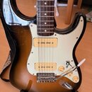 Elektrická kytara s tónem těla v hnědém sunburst provedení a bílým pickguardem. Nástroj má dva snímače typu humbucker a třicetiletý hnedý hmatník. Na…