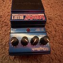 Modrý kytarový efekt s nápisem SCREAMIN' BLUES a podtitulem OVERDRIVE/DISTORTION. Na spodní části je logo Digitech a čtyři ovládací knoflíky s popisk…