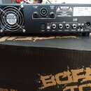 Zadní strana černého kytarového zesilovače s kovovým šasi. Na zadním panelu jsou viditelné konektory pro napájení, MIDI, USB, Speaker Out a Loop (Sen…