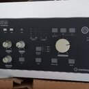 Bílá USB audio rozhraní s černým předním panelem. Na panelu je nápis UR28M USB AUDIO INTERFACE a logo steinberg. Jsou zde různé ovládací prvky, včetn…