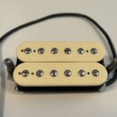 Kytarový humbucker s krémovými plastovými kryty. Snímač má dvě řady šesti poladitelných šroubů. Na povrchu nejsou viditelné žádné značky ani nápisy.…